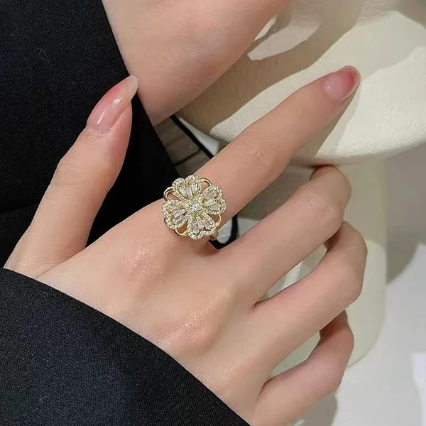 DANCING PETALS RING